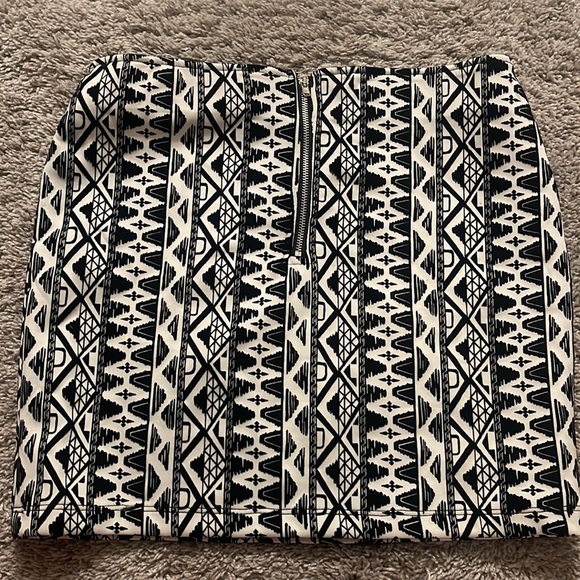 Forever 21 Black and White Pattern Skirt - Picture 3 of 3